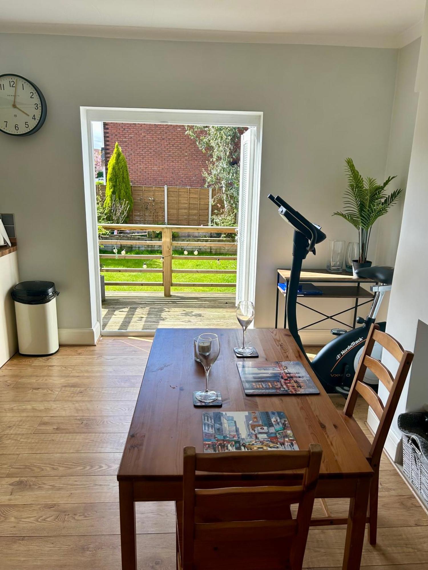 Quiet Double Bedroom With Garden View, Breakfast Hazel Grove ภายนอก รูปภาพ